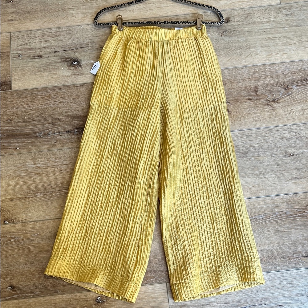 Gold flouncy cropped pants